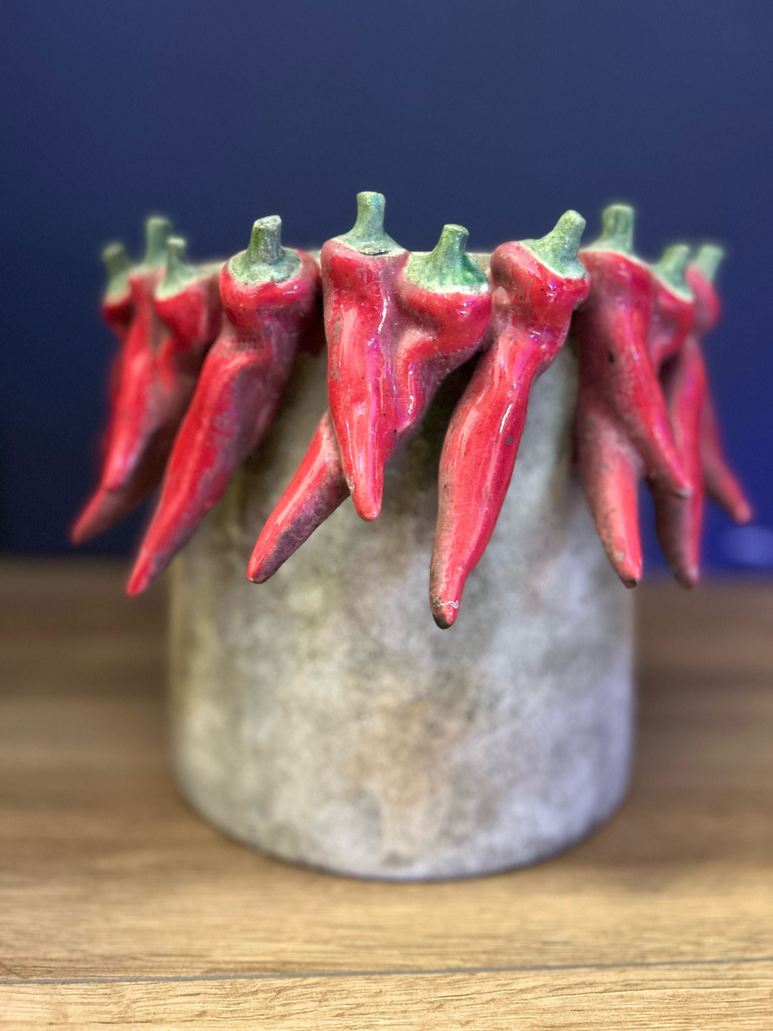 Vaso Decorativo con Peperoncini Rossi – Bold; Spicy Style 🌶️